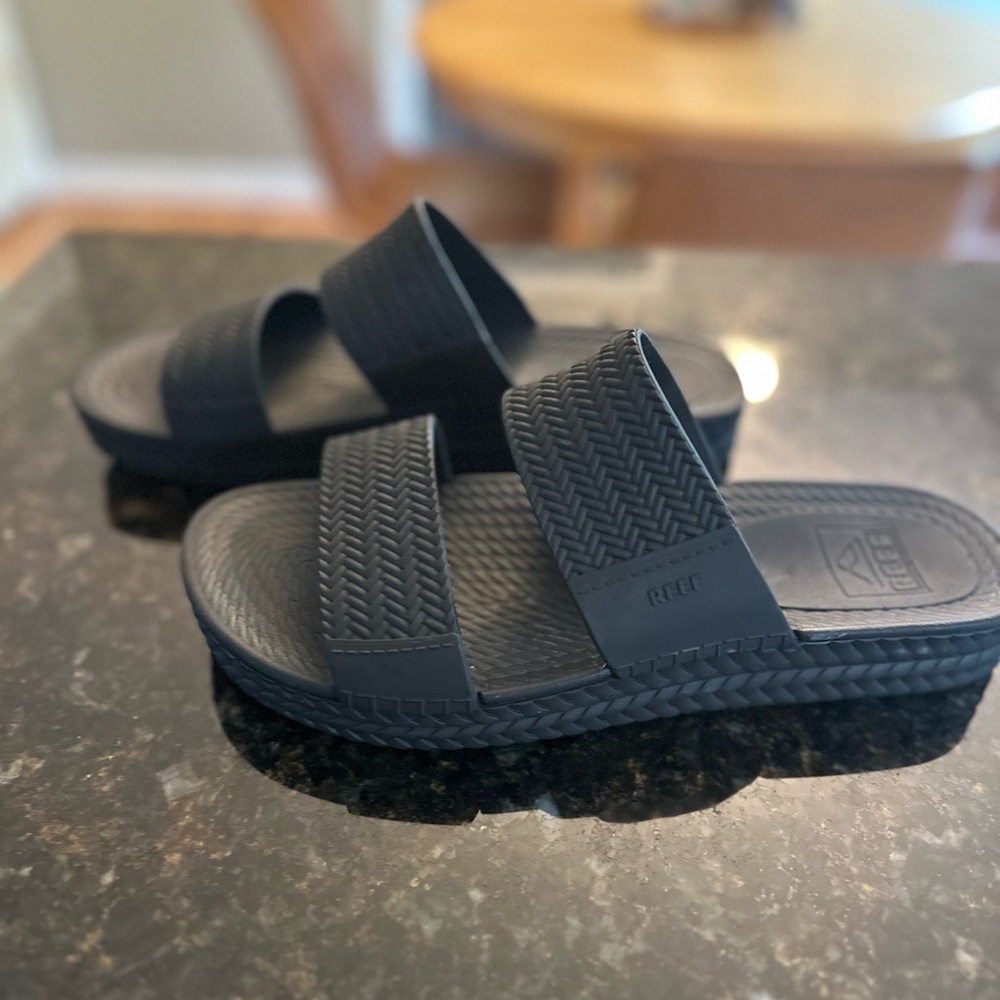 Reef Water Vista slid sandals. Size 10.